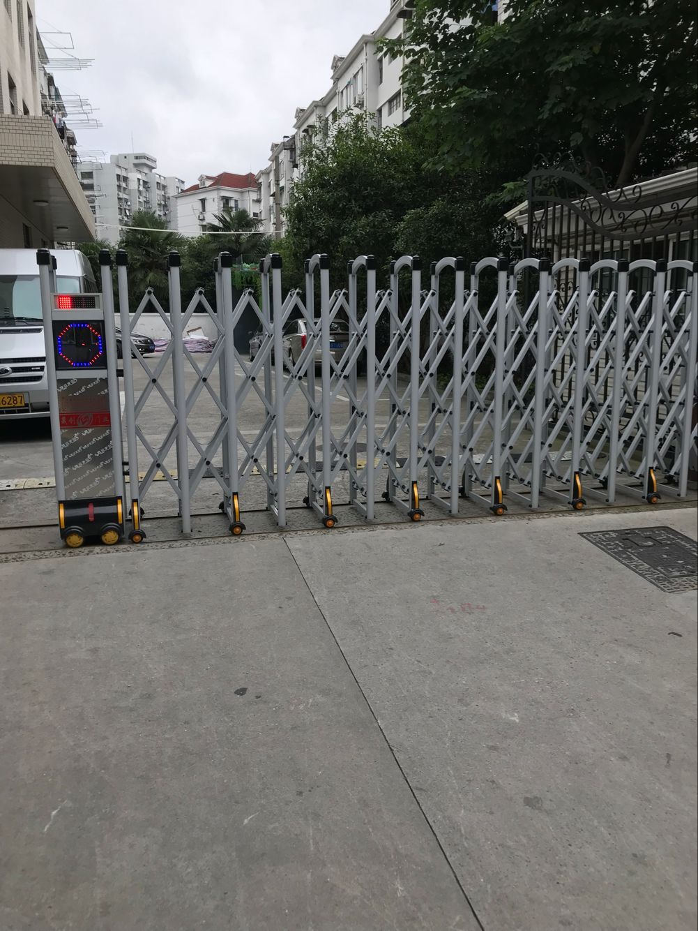 上海市静安区阳曲路292号临汾路街道办事处电动伸缩门安装已完成