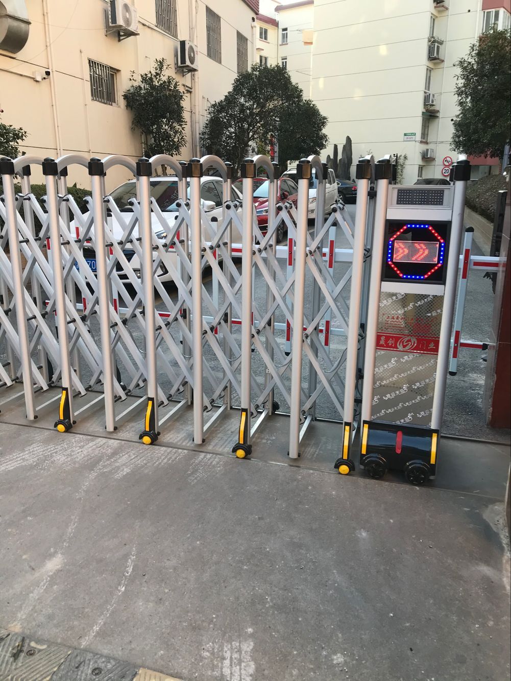 上海警备区虹口离休干部休养所伸缩门安装已完成