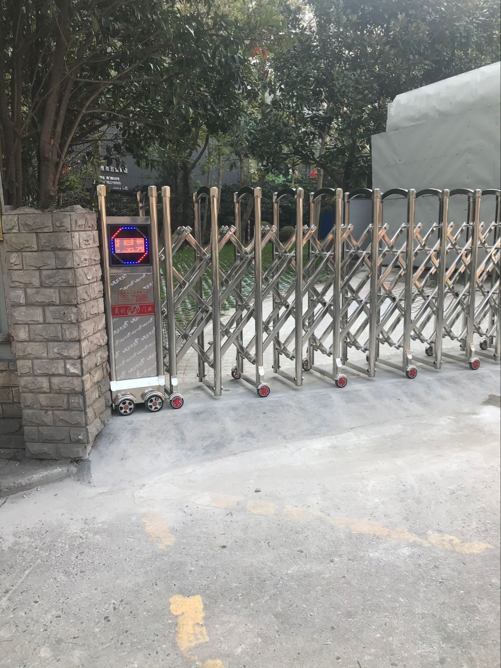 热烈祝贺上海长宁区上海申生出租汽车管理有限公司伸缩门安装已完成。