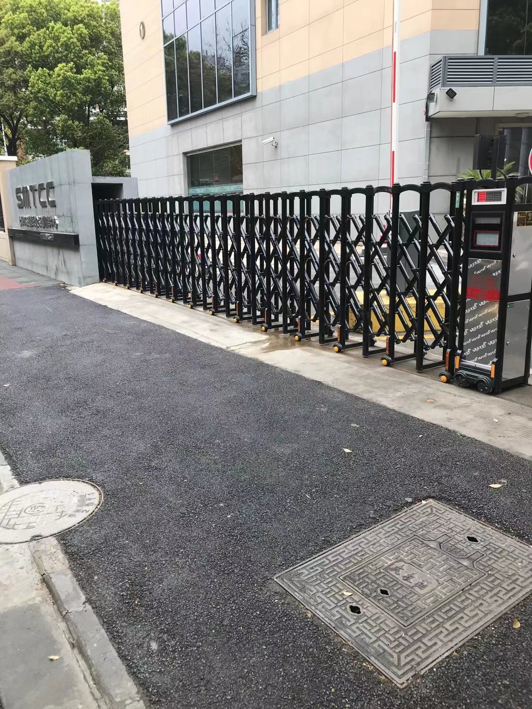 上海市长宁区上海交通委员会指挥中心电动伸缩门安装已完成!