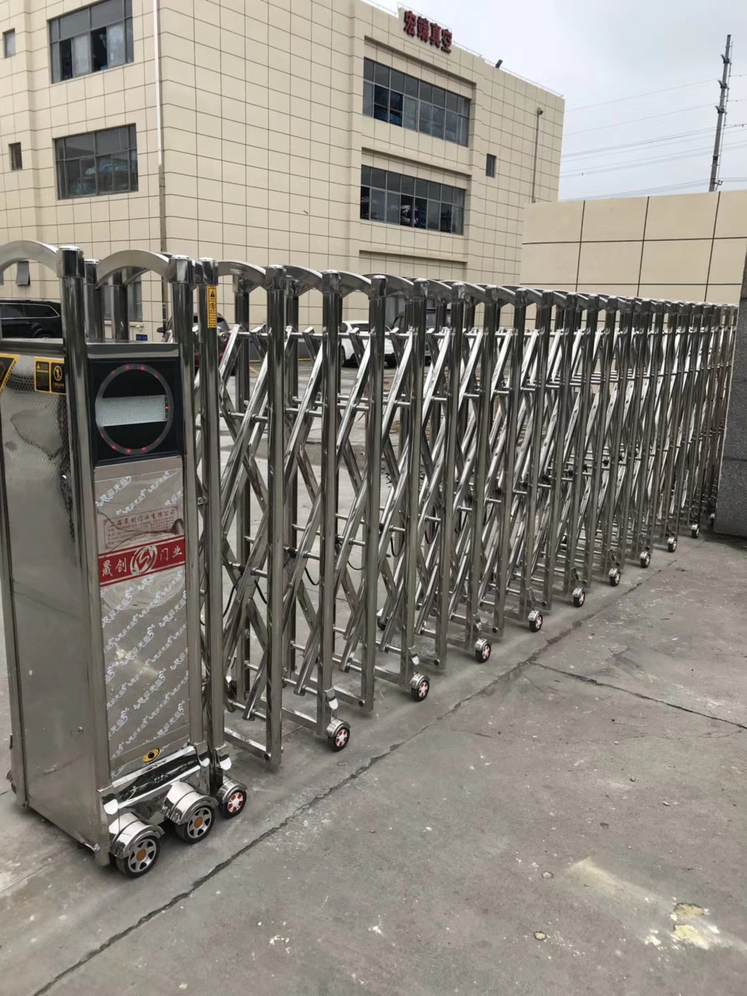 上海宏端精密机械有限公司伸缩门安装已完成！