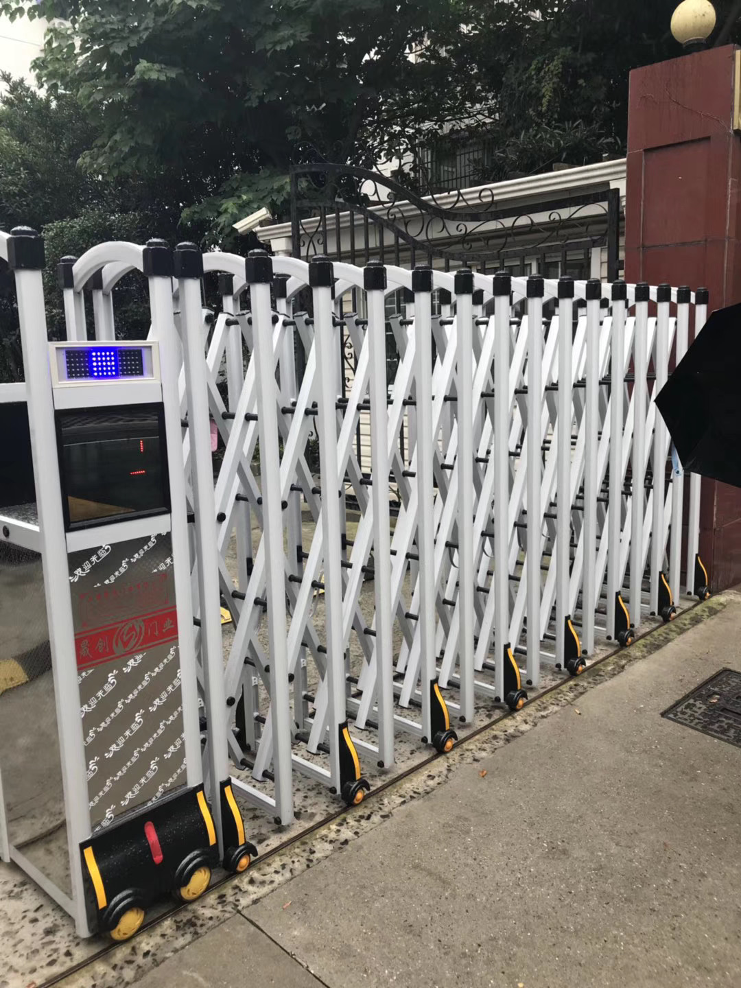 上海市静安区人民政府临汾路街道办事处伸缩门安装完成!