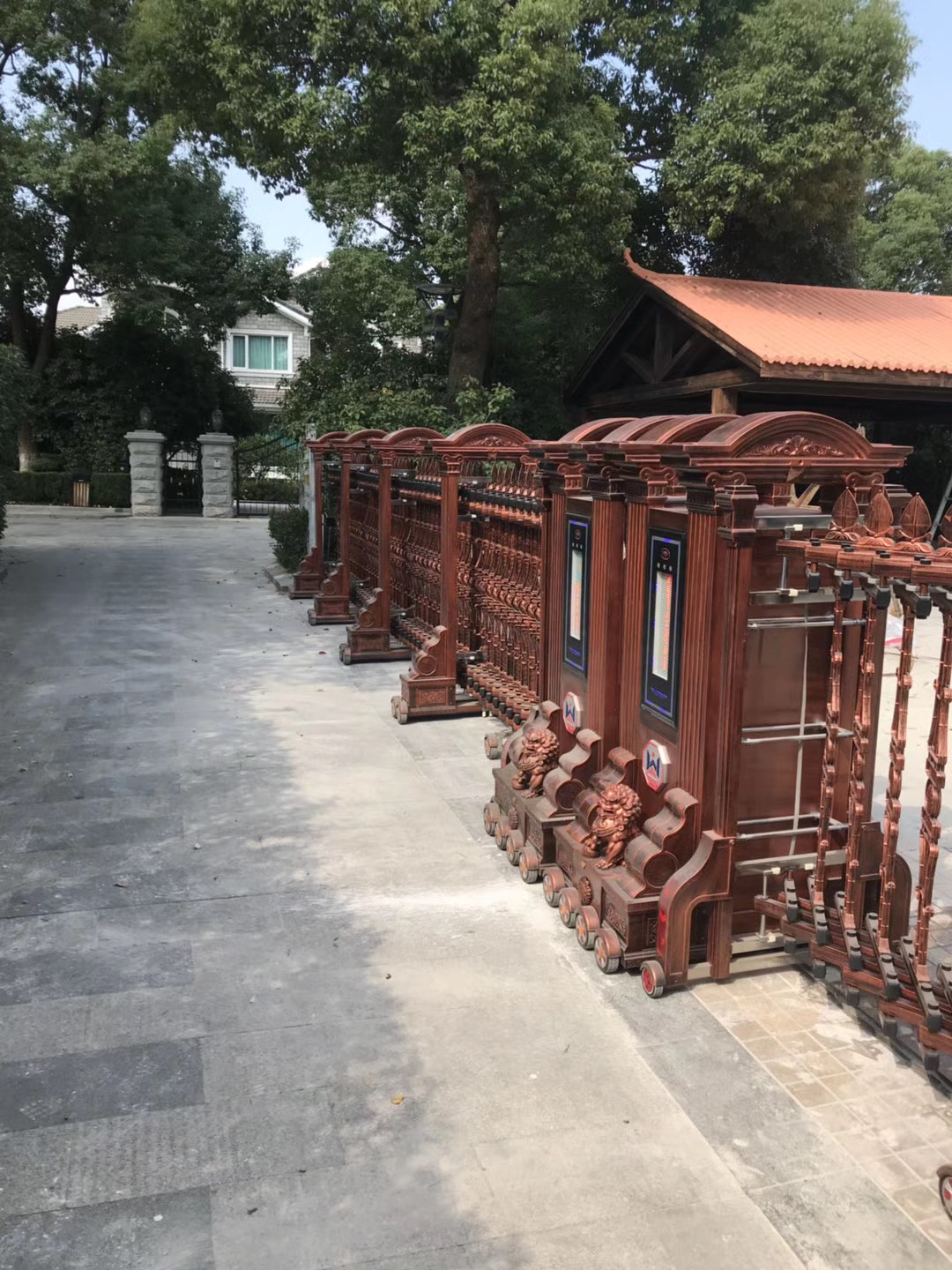 上海市浦东新区金地豪苑电动门安装已完成