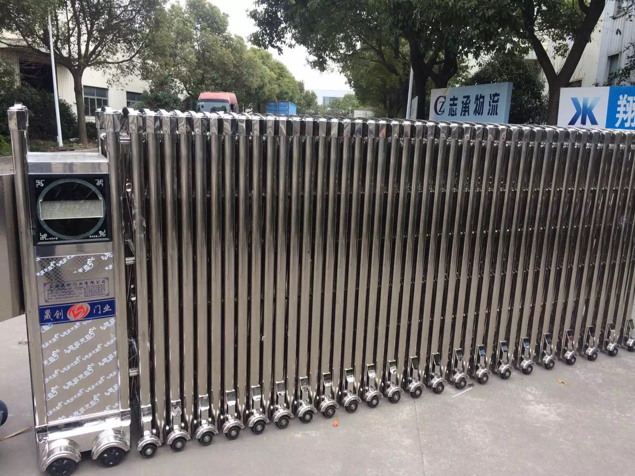 上海刚泰集团有限公司电动伸缩门安装已完成！